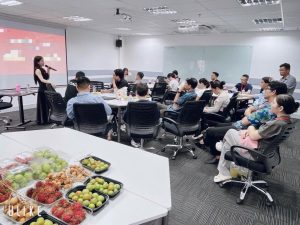 Huyền làm quảng cáo mạng xã hội