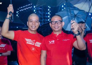 Nguyễn Huy Hoàng chụp ảnh với thầy Long